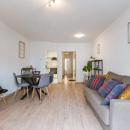 Casiola - Bright & Stylish With Balcony *