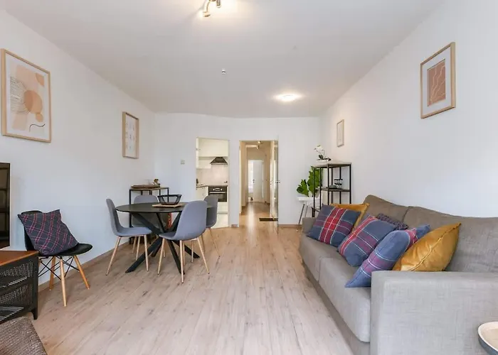 Casiola - Bright & Stylish With Balcony *